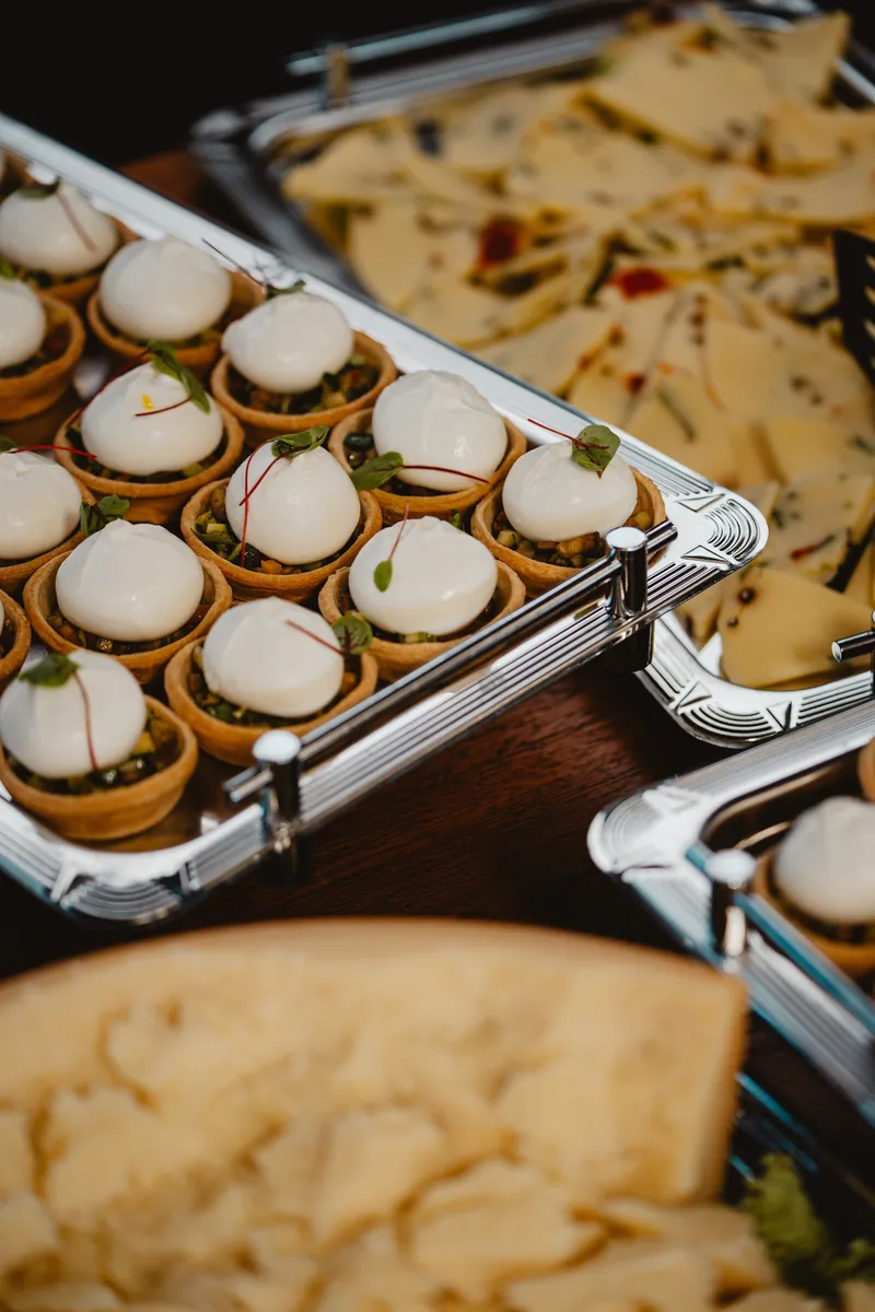 Tartelettes de burrata sur plateau