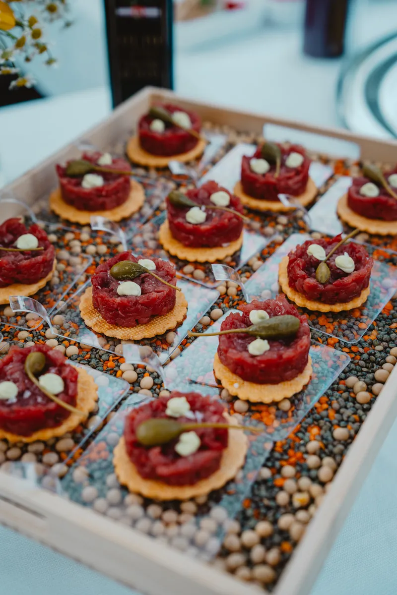 Tartelettes de tartare de bœuf, câpres et crème, en gros plan