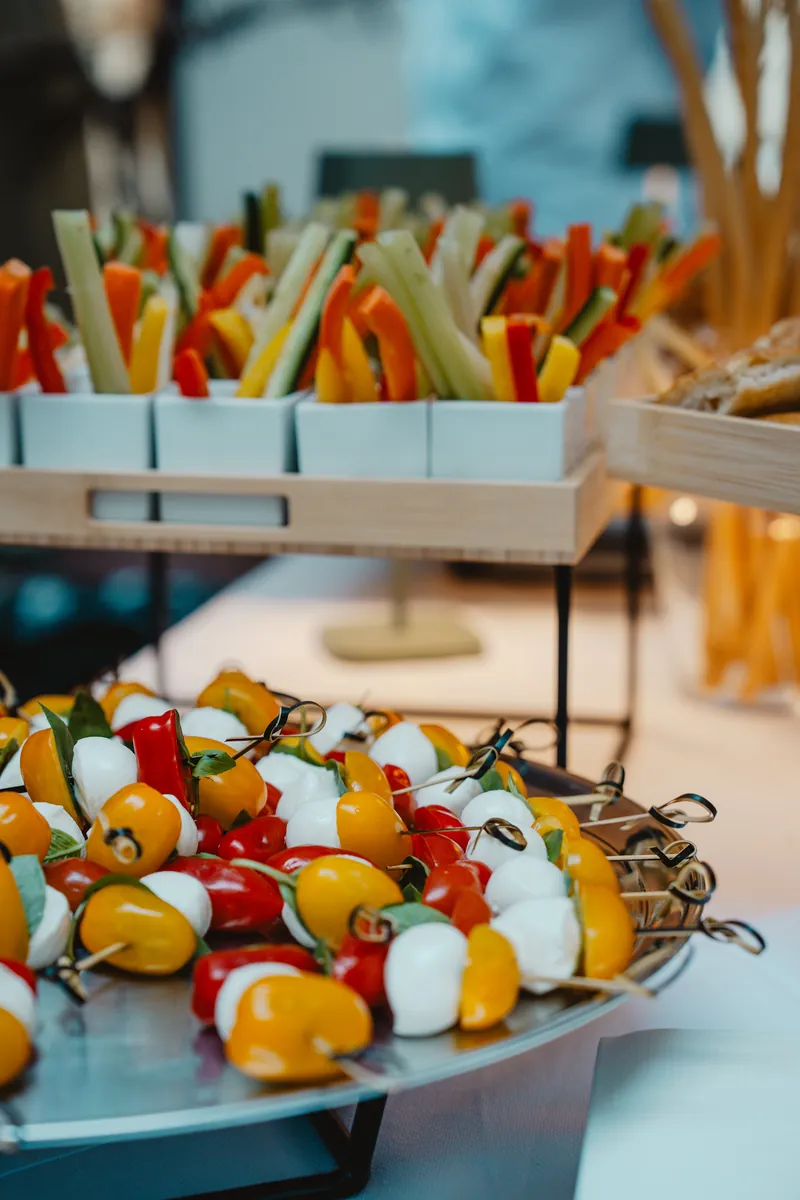 Bâtonnets de légumes en portions individuelles et brochettes tomate-mozzarella sur présentoirs